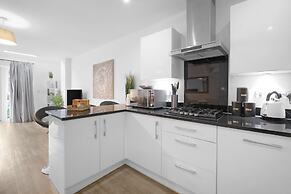 Spacious 6 Bedroom House in Denton Way