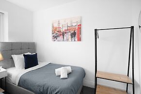 Spacious 6 Bedroom House in Denton Way