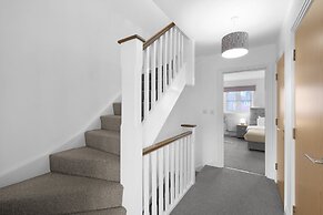 Spacious 6 Bedroom House in Denton Way