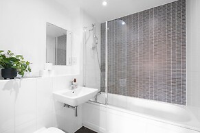 Spacious 6 Bedroom House in Denton Way