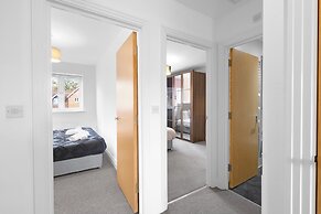 Spacious 6 Bedroom House in Denton Way
