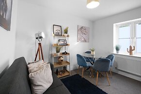 Spacious 6 Bedroom House in Denton Way