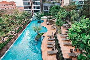 Large High Floor, Best Pool and Awesome Location