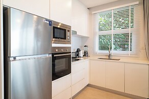 Cozy 2-Bed Apt by the Sea & Beach KBR37