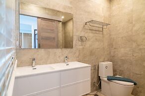 Cozy 2-Bed Apt by the Sea & Beach KBR37