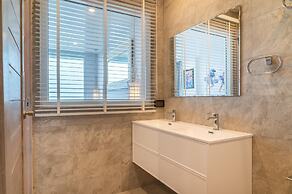 Cozy 2-Bed Apt by the Sea & Beach KBR37