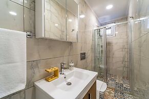 Nakas Suites