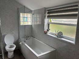 Llangollen 4-bed, Sleeps 8 With Garden & Parking