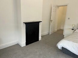 Llangollen 4-bed, Sleeps 8 With Garden & Parking