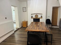 Llangollen 4-bed, Sleeps 8 With Garden & Parking
