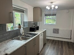 Llangollen 4-bed, Sleeps 8 With Garden & Parking