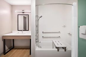 ECHO Suites Extended Stay by Wyndham Springfield Airport PLZ
