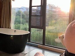 Qichi Waterfront B&B Hotel
