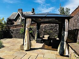 Dungora House