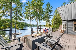 Lakefront Luxury Hot Tub Dock Retreat