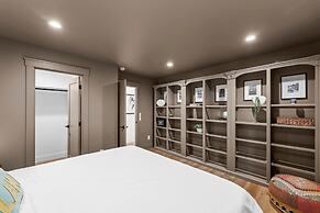 Lakefront Luxury Hot Tub Dock Retreat