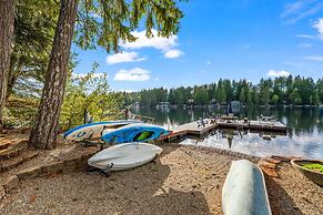 Lakefront Luxury Hot Tub Dock Retreat