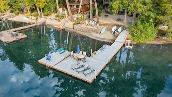 Lakefront Luxury Hot Tub Dock Retreat