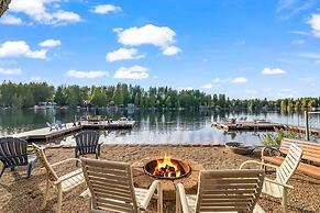 Lakefront Luxury Hot Tub Dock Retreat