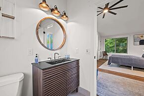 Lakefront Luxury Hot Tub Dock Retreat