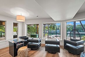 Lakefront Luxury Hot Tub Dock Retreat