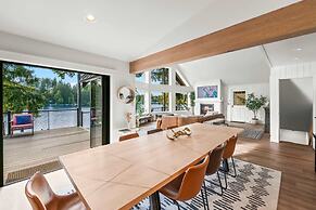 Lakefront Luxury Hot Tub Dock Retreat