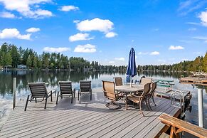 Lakefront Luxury Hot Tub Dock Retreat