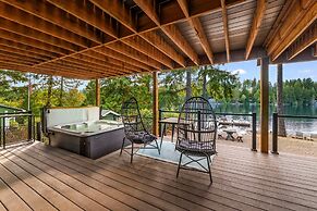 Lakefront Luxury Hot Tub Dock Retreat