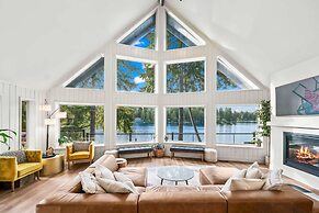 Lakefront Luxury Hot Tub Dock Retreat