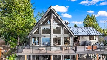 Lakefront Luxury Hot Tub Dock Retreat