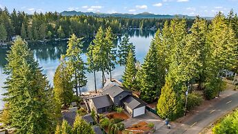 Lakefront Luxury Hot Tub Dock Retreat