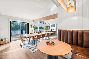 Lakefront Luxury Hot Tub Dock Retreat