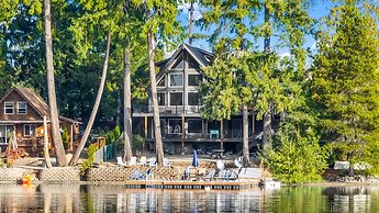 Lakefront Luxury Hot Tub Dock Retreat