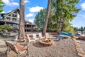 Lakefront Luxury Hot Tub Dock Retreat