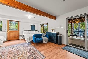 Lakefront Luxury Hot Tub Dock Retreat
