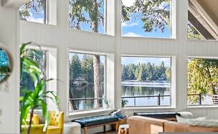 Lakefront Luxury Hot Tub Dock Retreat
