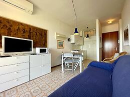 Bright Seaview Apartment