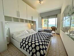 Bright Seaview Apartment