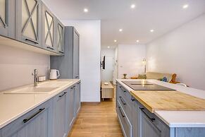 Qala Tranquil Escape - Stylish With Terrace AC