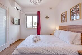 Qala Tranquil Escape - Stylish With Terrace AC