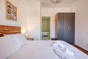 Qala Tranquil Escape - Stylish With Terrace AC