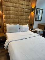 Chateau De LaRay Hotel Apo