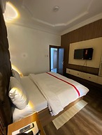 Chateau De LaRay Hotel Apo