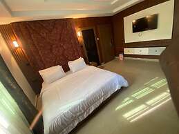 Chateau De LaRay Hotel Apo