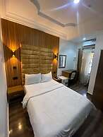 Chateau De LaRay Hotel Apo