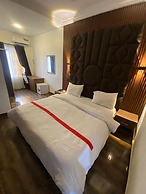 Chateau De LaRay Hotel Apo