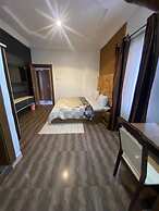 Chateau De LaRay Hotel Apo