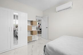 Modern 2 BR Apt Great Location Smart TV AC
