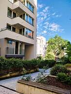 Quiet Central Stay & Parking Assistance