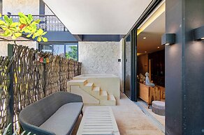 Modern Retreat with Private Garden and Jacuzzi